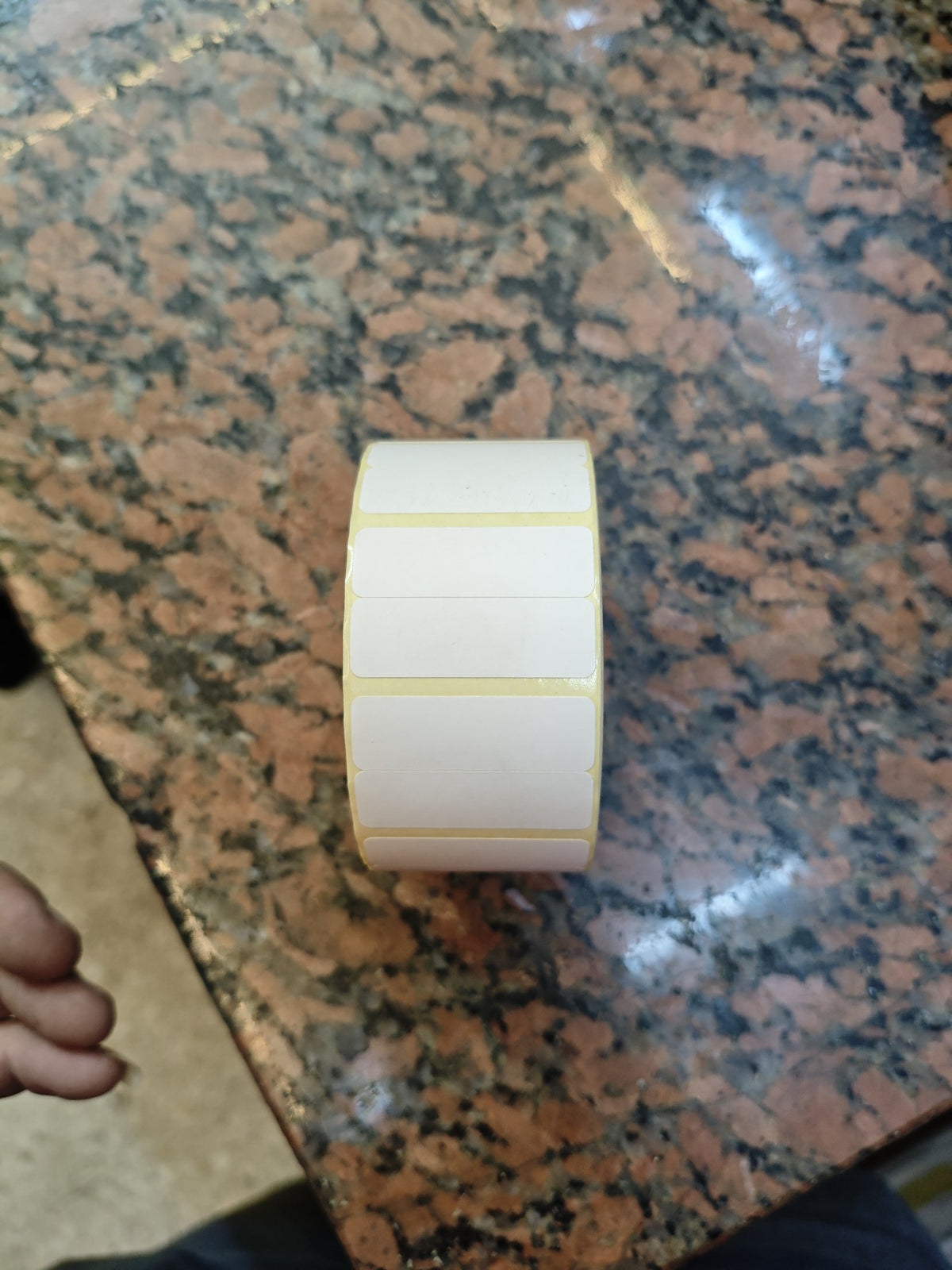 بكرة استيكر ليبل أبيض